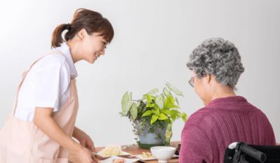 介護施設、在宅介護時　のイメージ